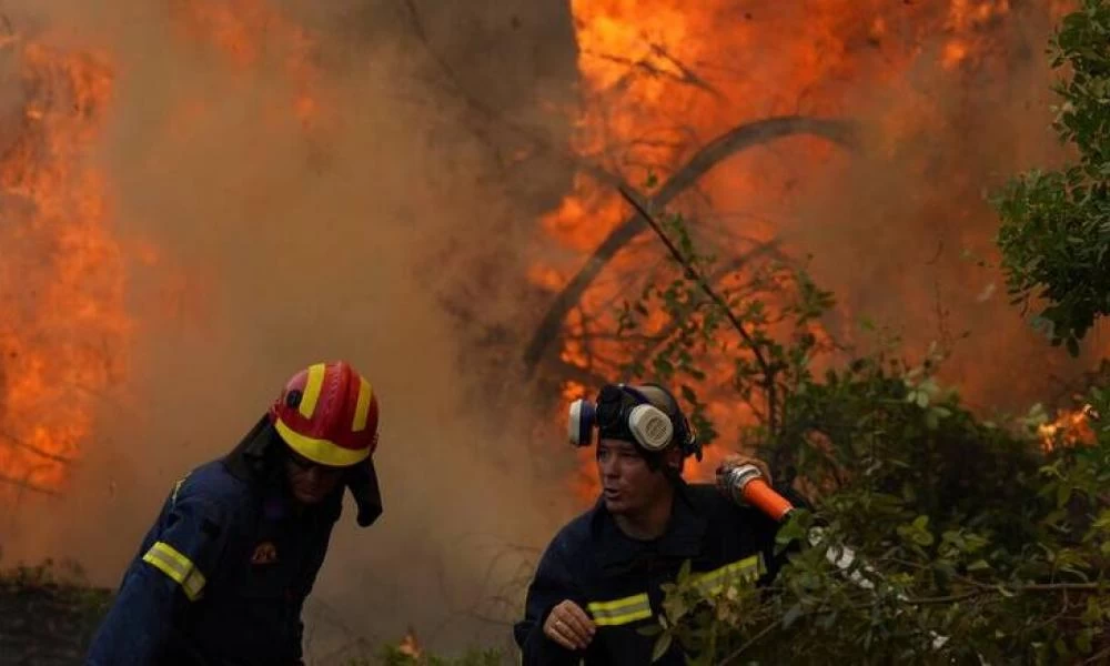 Φωτιές: Μάχη να μη φτάσουν οι φλόγες στο Πόρτο Γερμενό - Καλύτερη η κατάσταση στην Κερατέα